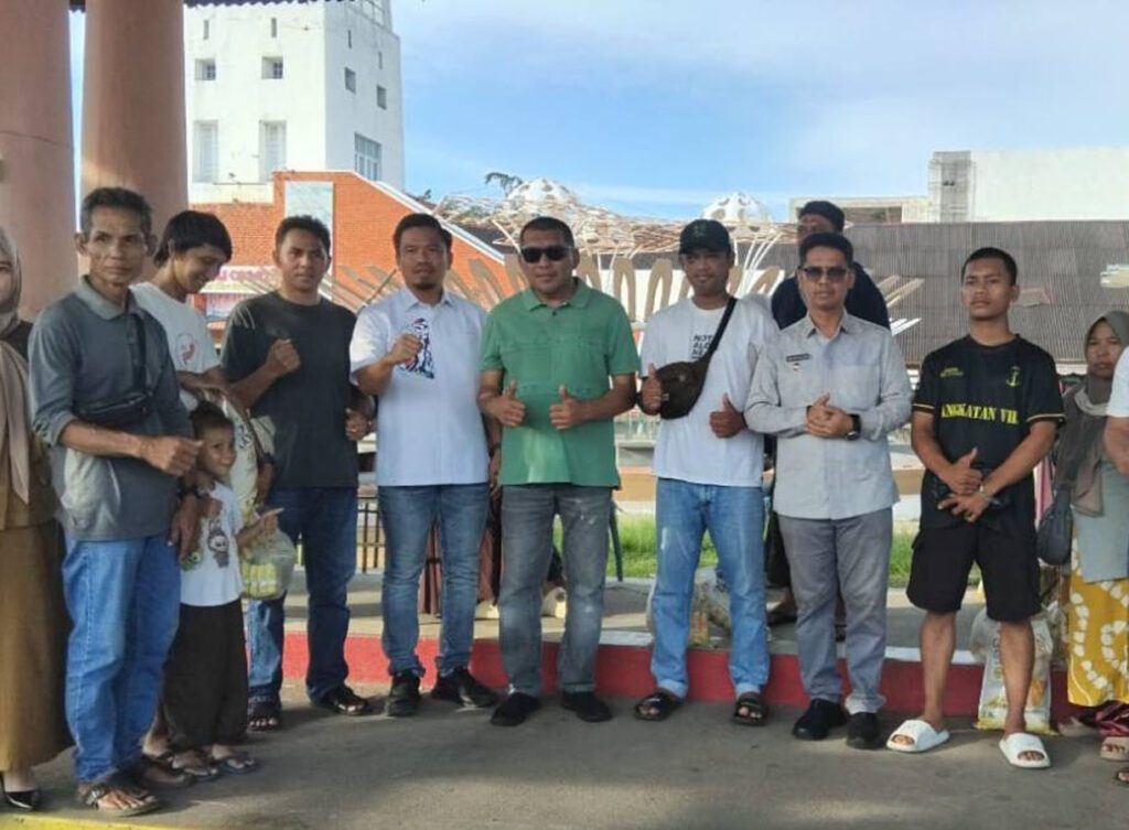 Bupati dan Wakil Bupati berfoto bersama para korban kebakaran arena permainan anak di Coastal Area, kemarin. (ft prokopim)