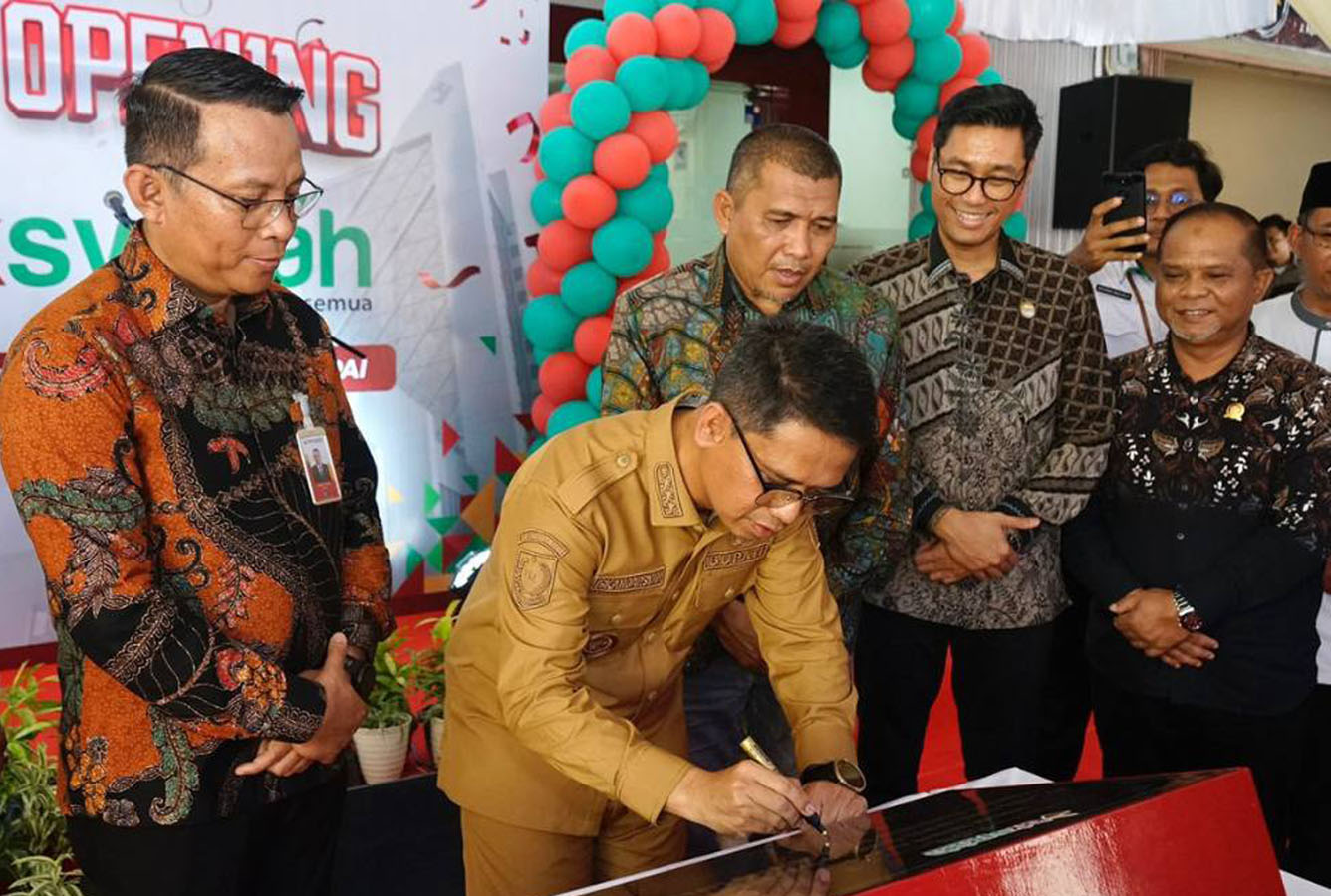 Bupati saat menandatangani prasasti kantor cabang pembantu BRK Syariah di Batu Lipai, siang tadi. (ft prokopim)