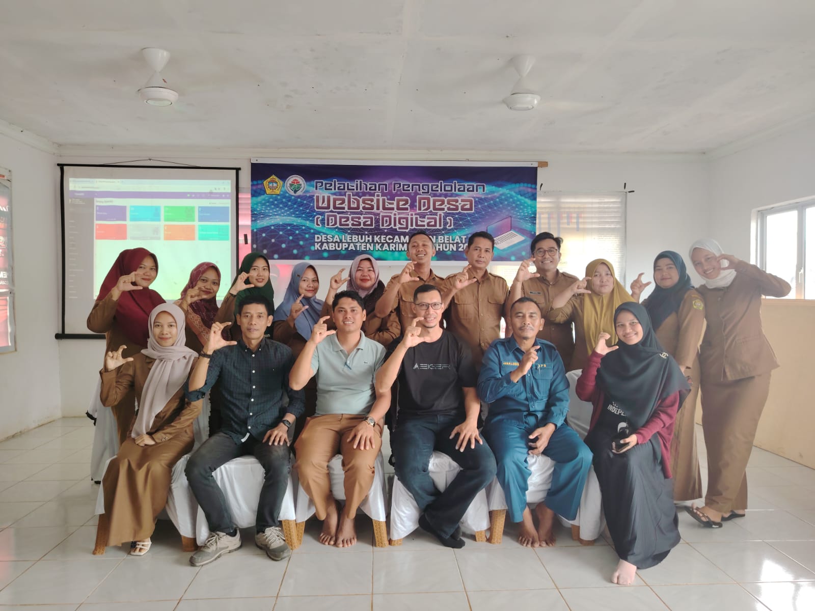 Peserta Pelatihan Pengelolaan Web Desa dan pamateri berfoto bersama di ruang serbaguna desa, pagi tadi. (ft siti sefbrinai)