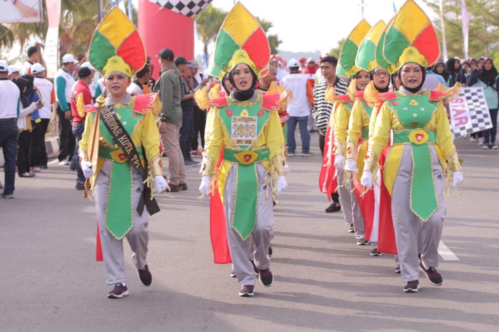 Peserta lomba gerak jalan di Kota Tanjungpinang, tahun lalu. (ft pemkotpi)