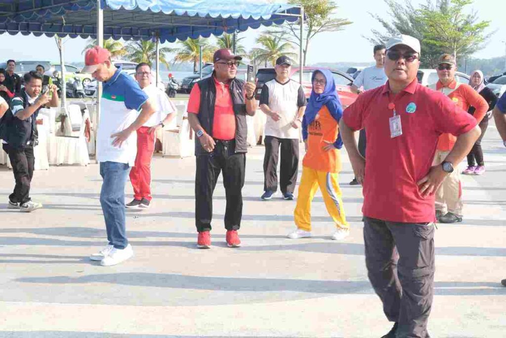 Senam bersama Pemko Tanjungpinang dalam rangka merayakan HUT ASN yang lahir di Bulan Juli. di Tugu Sirih, pagi tadi. (ft kominfotpi)