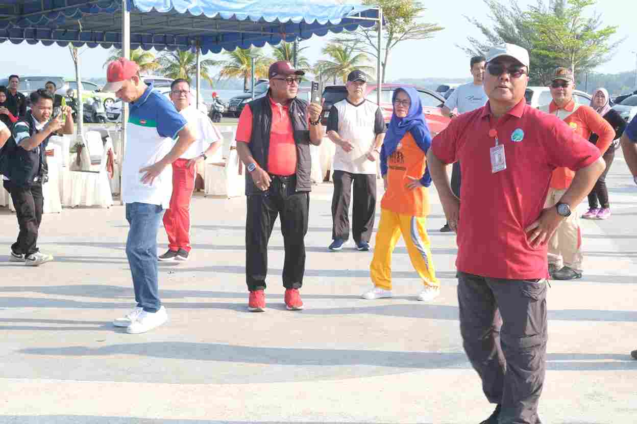 Senam bersama Pemko Tanjungpinang dalam rangka merayakan HUT ASN yang lahir di Bulan Juli. di Tugu Sirih, pagi tadi. (ft kominfotpi)