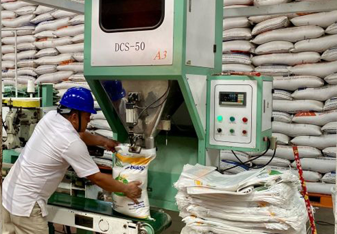 Stok beras Bulog di Gudang Bulog Batam. (ft anto batamclick)