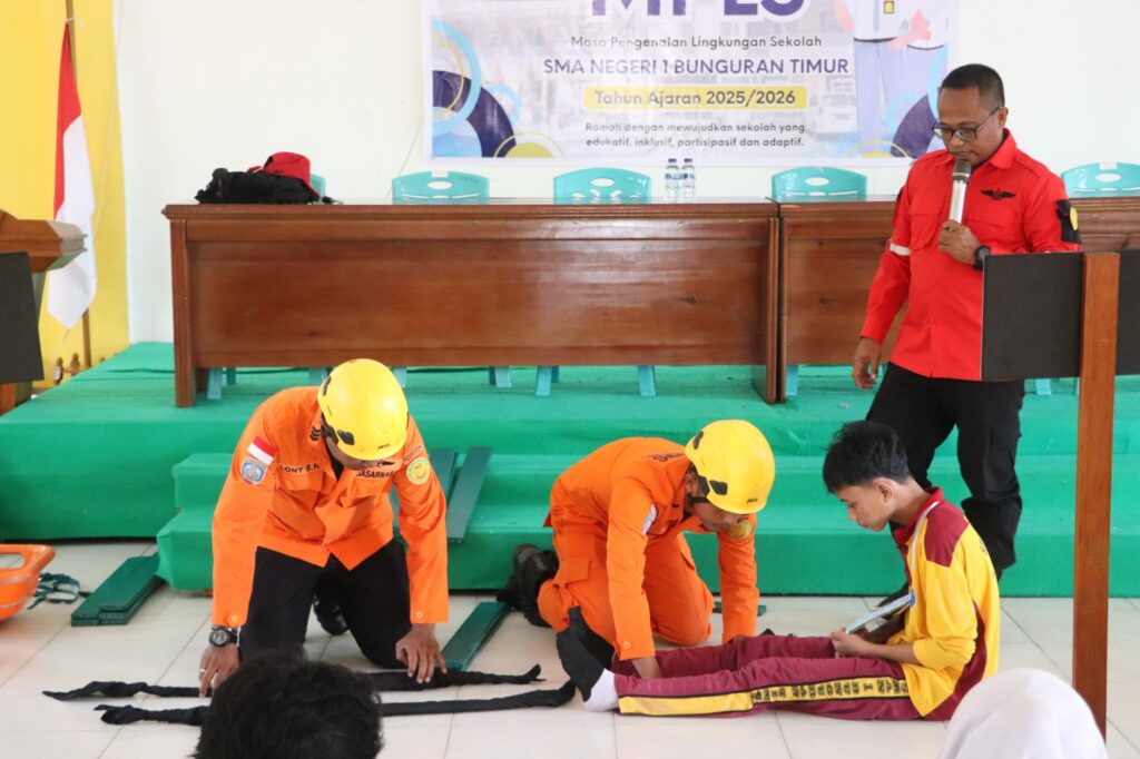 Tim SAR dan Basarnas Natuna saat memperagakan pertolongan kepada korban, pagi tadi. (ft rusdiandika)