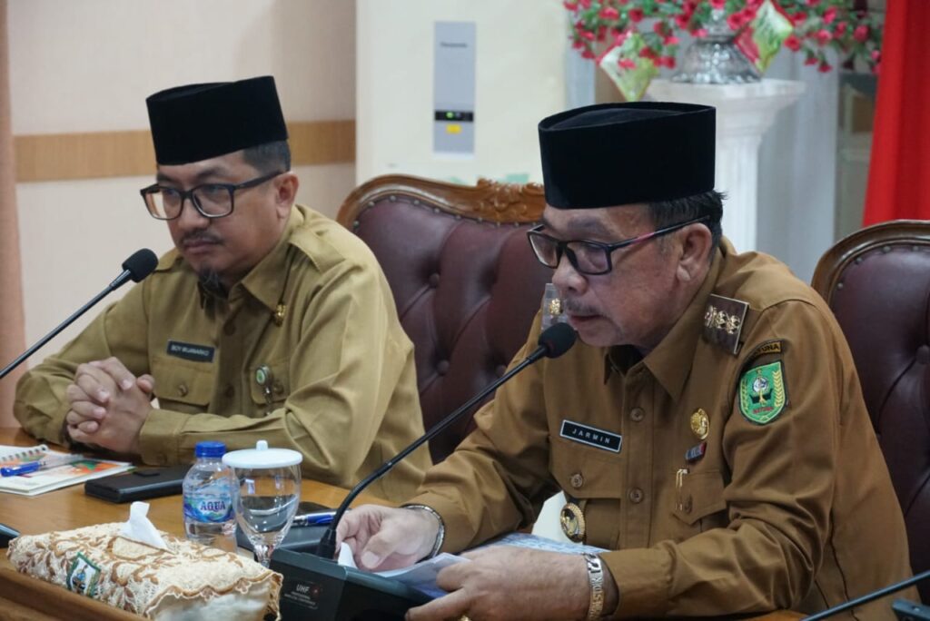 Wakil Bupati Jarmin saat memimpin rapat batas wilayah, pagi tadi. (ft rusdiandika)