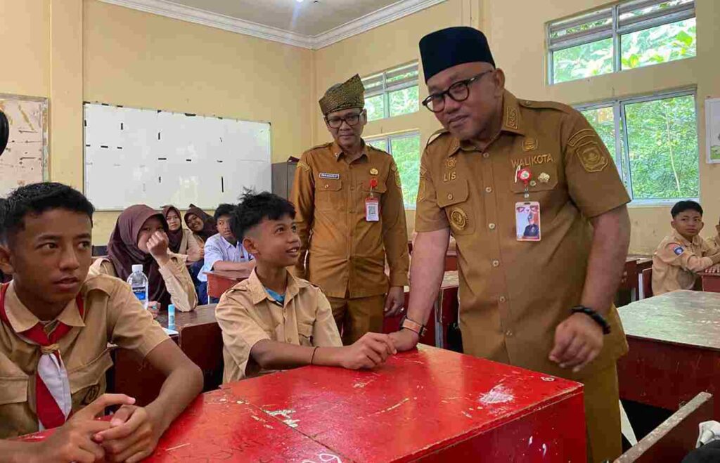 Wali Kota Lis saat berdialog dengan seorang siswa sekolah, pagi tadi. (Ft kominfotpi)