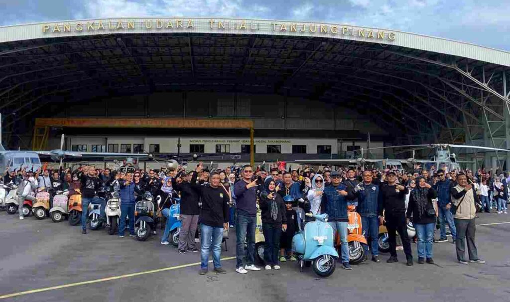 peserta Sunset Scooter Parade 2025 berfoto bersama dalam rangkai kegiatannya, kemarin. (ft kominfotpi)