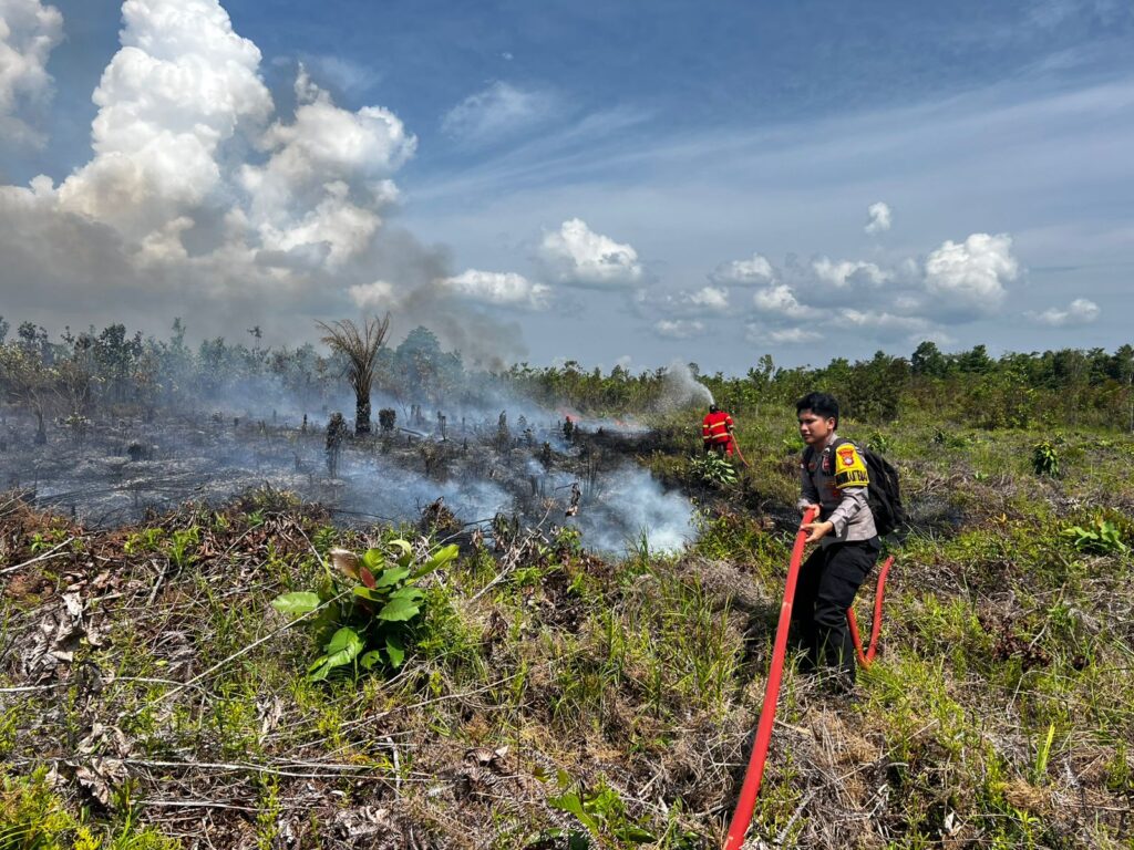 Anggota Bhabinkamtibmas dan BPPD Natuna saat memadamkan Karhutla, kemarin. (Ft rusdiandika)