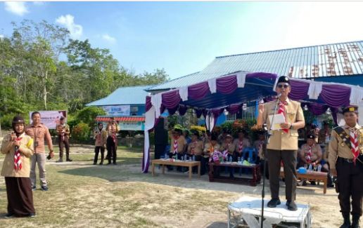 Bupati Iskandarsyah saat menghadiri perkemahan besar di Kundur, kemarin sore. (ft msaimi)