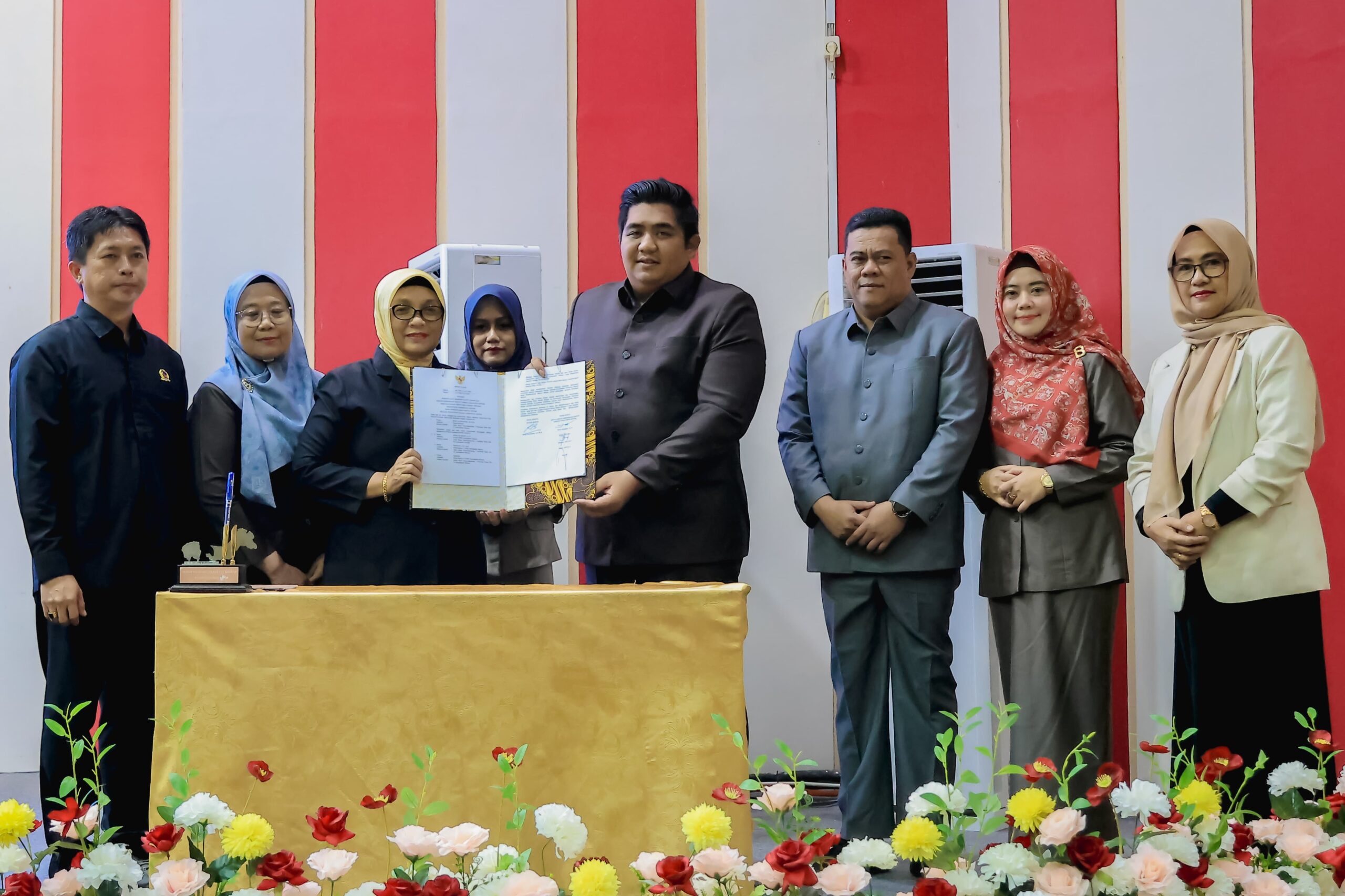 Bupati Roby saat menyampaikan Ranperda tentang BPR Bintan, kemarin. (ft mcbintan)