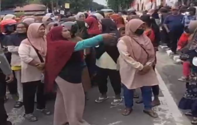Seorang ibu berteriak dalam aksi unjuk rasa di depan Kanwil DJBC Khusus Kepri, pagi ini. (ft msaimi)