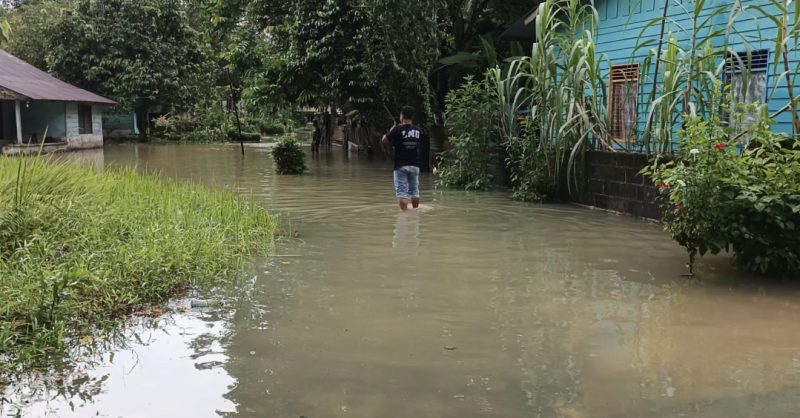 Kondisi rumah warga yang terendam banjir di Kelurahan Dabo Lama, pagi tadi. (Ft wandy)