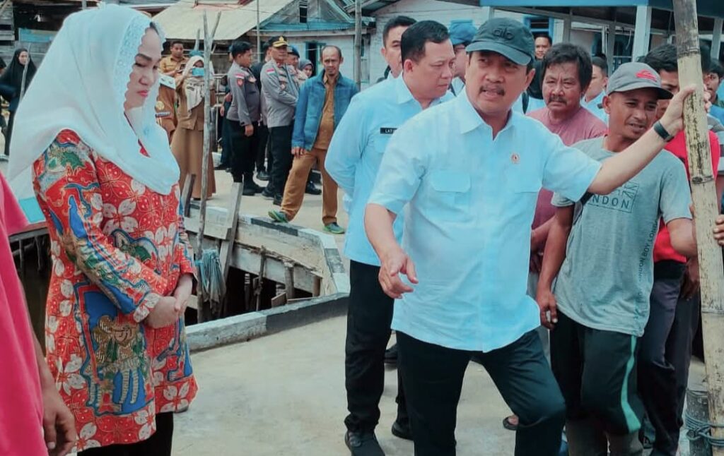 Menteri KKP didampingi Bupati Natuna di Natuna, pagi tadi. (ft rusdiandika)