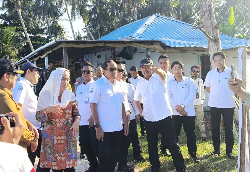 Menteri KKP didampingi Bupati Natuna saat tinjauannya di Natuna, kemarin. (ft rusdiandika)