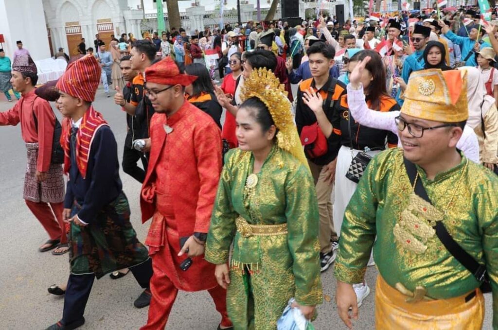 Pawai budaya di Batam pada HUT RI tahun lalu. (ft katabatam)