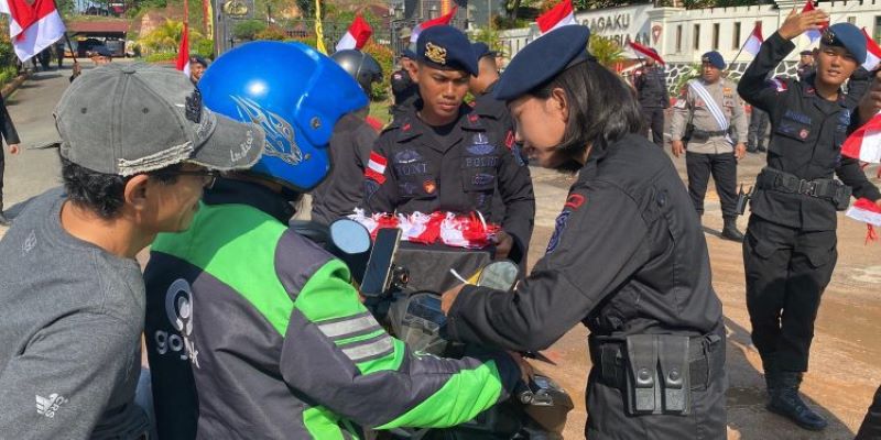 HUT ke-80 RI, Satbrimob Polda Kepri Bagikan Bendera di Tiga Wilayah