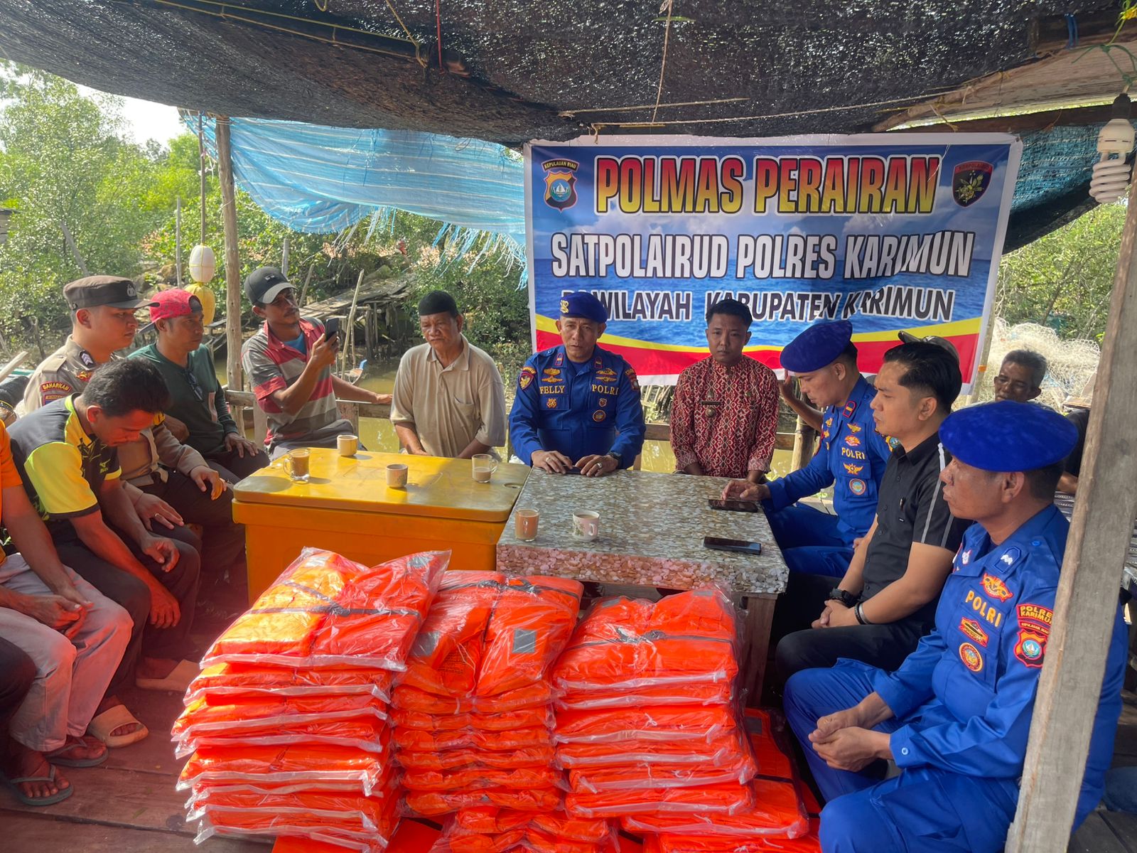Satpolairud Polres Karimun saat membagikan lifejacket kepada nelayan, pagi tadi. (ft ricky)