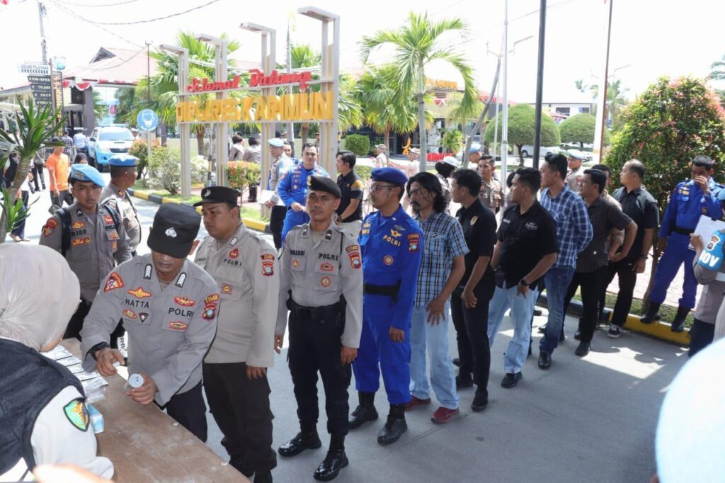 Sejumlah anggota Polres Karimun saat mengikuti tes urine di Mapolres Karimun, pagi tadi. (ft humaspolres)