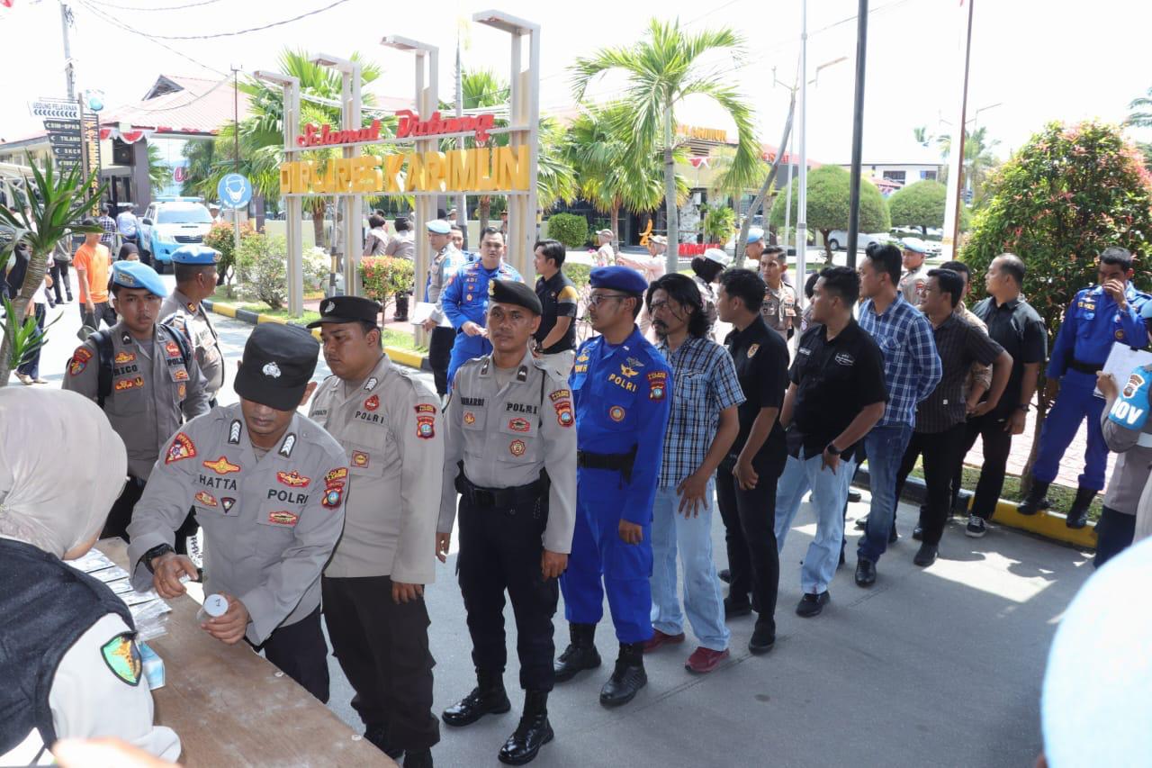 Sejumlah anggota Polres Karimun saat mengikuti tes urine di Mapolres Karimun, pagi tadi. (ft humaspolres)