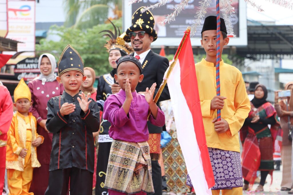 Sejumlah peserta Pawai Nusantara di Bintan Utara, kemarin pagi. (ft mcbintan)