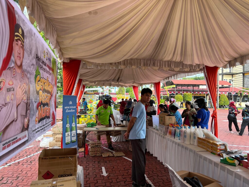 Suasana bazar pangan murah di Maporles Karimun, pagi tadi. (Ft humaspolreskarimun)