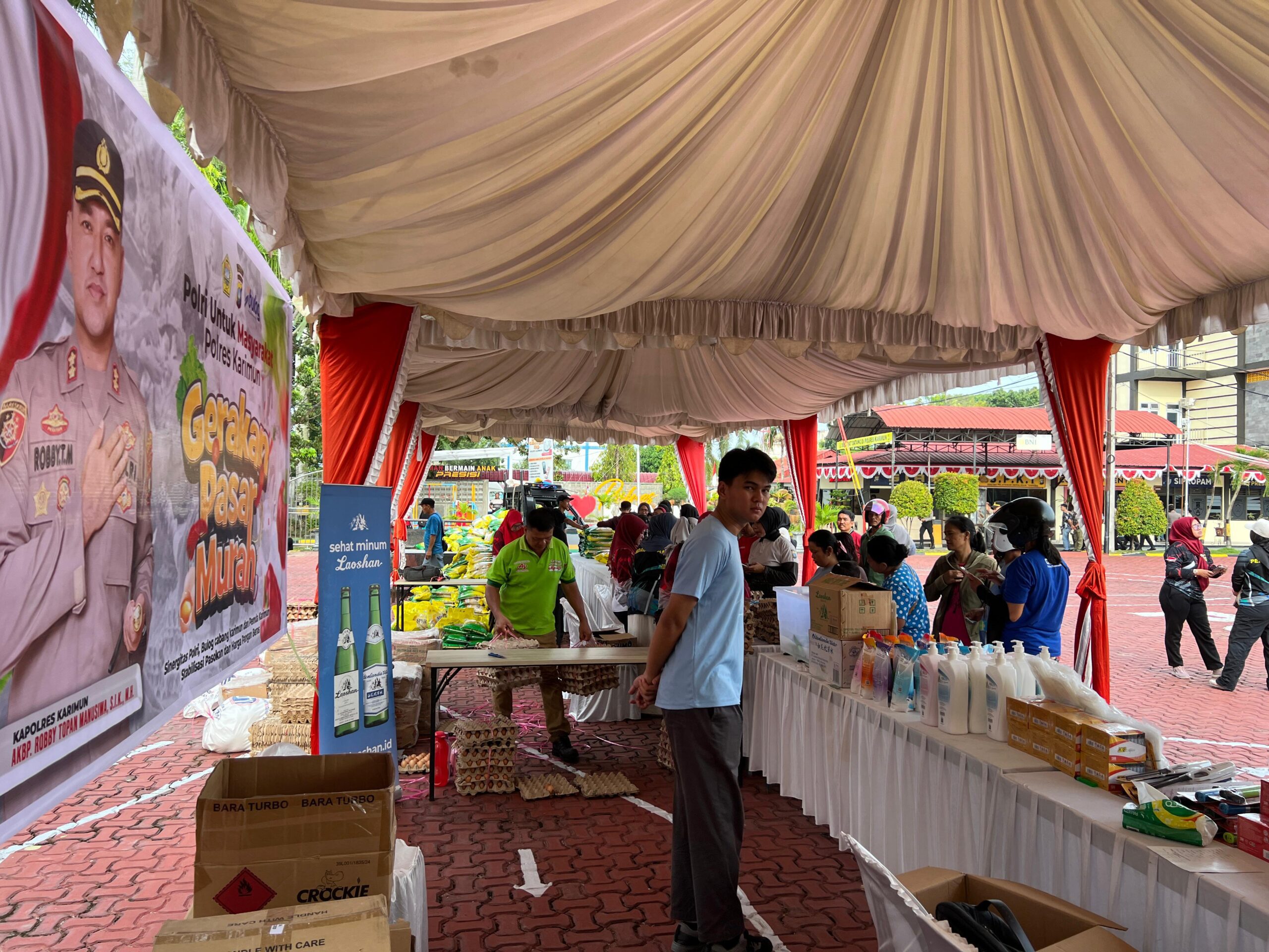 Suasana bazar pangan murah di Maporles Karimun, pagi tadi. (Ft humaspolreskarimun)