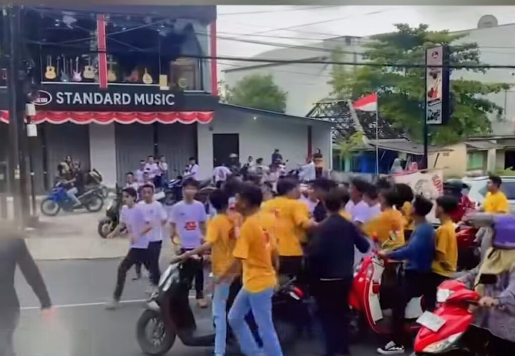 Suasana bentrok di kegiatan gerak jalan 17 Km di Tanjungpinang. (ft dok lintaskepri)