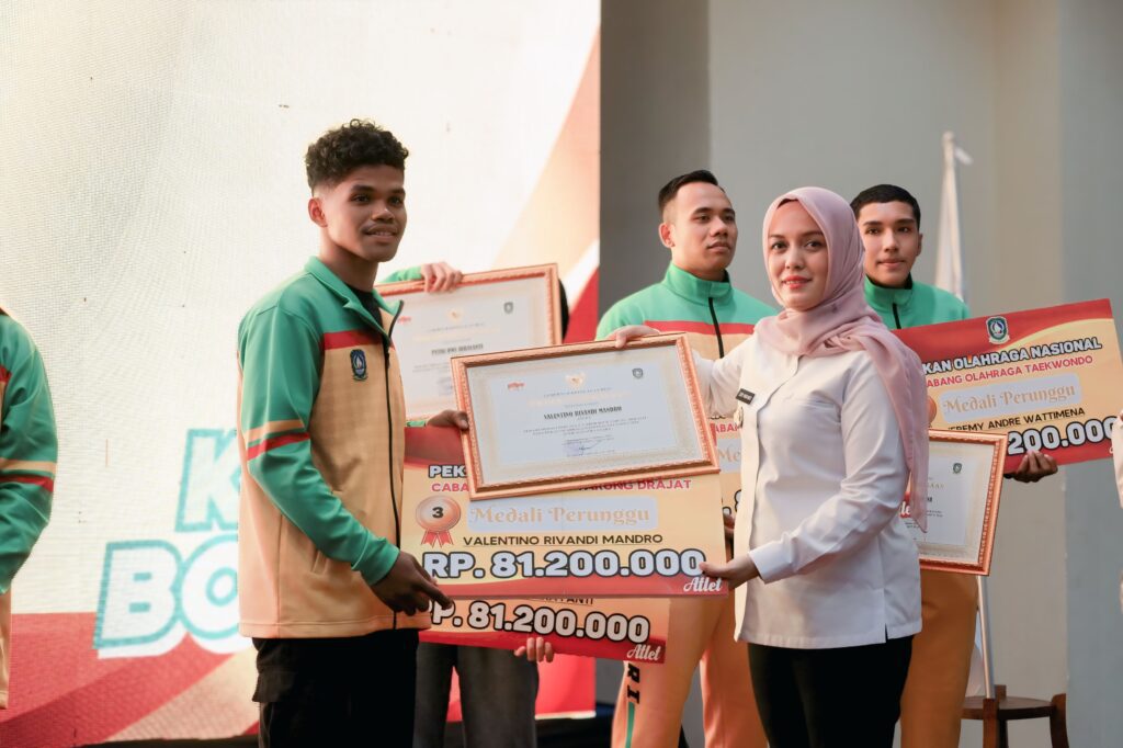 Wabup Bintan Deby saat menyerahkan bonus bagi atlet berprestasi Bintan di Batam, beberapa hari lalu. (ft mcbintan)