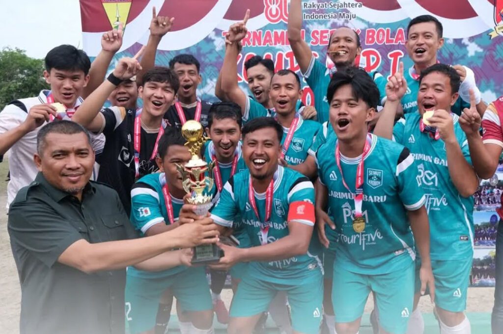 Wabup Karimun saat menyerahkan piala kepada juara, kemarin. (ft msaimi)