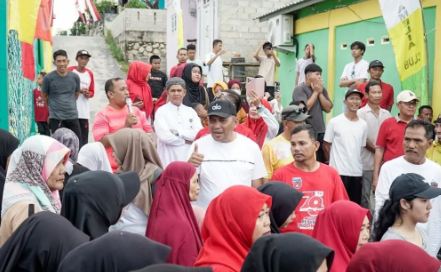 Wabup Rocky di tengah masyarakat peserta gerak jalan dalam rangka HUT RI, pagi tadi. (ft msaimi)