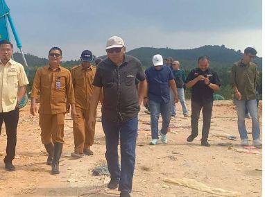 Wakil Bupati Rocky M Bawole (paling depan) saat meninjau TPA Sememal, kemarin. (ft ricky)