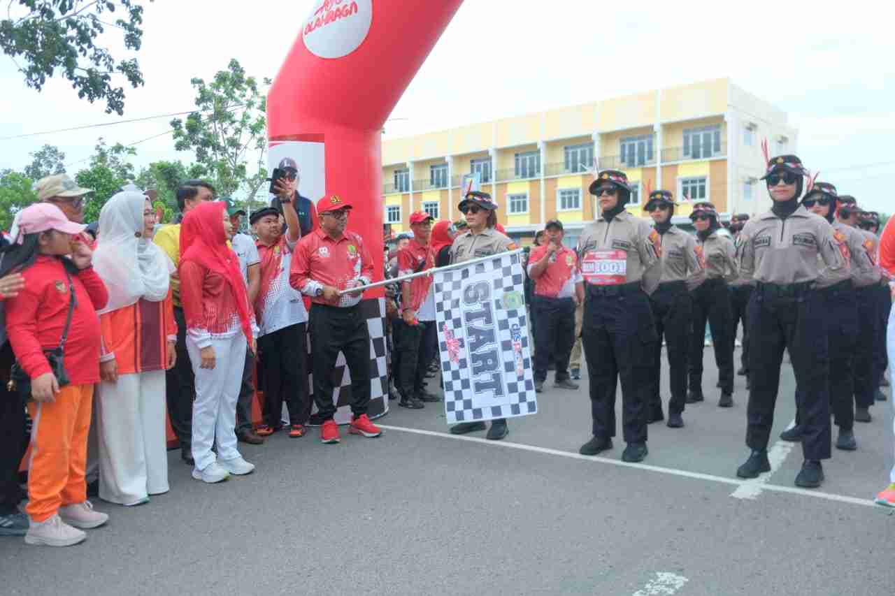 Wali Kota Lis saat melepas peserta gerak jalan 8K di Tanjungpinang, pagi tadi. (ft kominfottpi)
