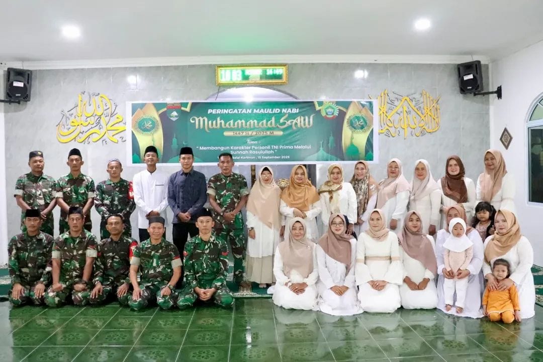 Anggota Kodim 0317 Tbk berfoto brsama saat peringatan Maulid Nabi SAW di Masjid Makodim, pagi tadi. (ft novel)