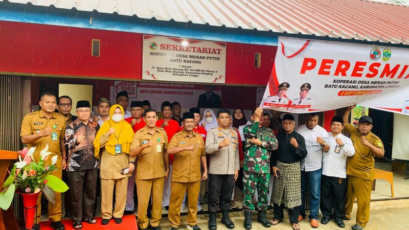 Berfoto bersama perngturus Koperasi Merah Putih yang mulai berkembang di Desa-desa di Kabupaten Lingga. (ft wandy)