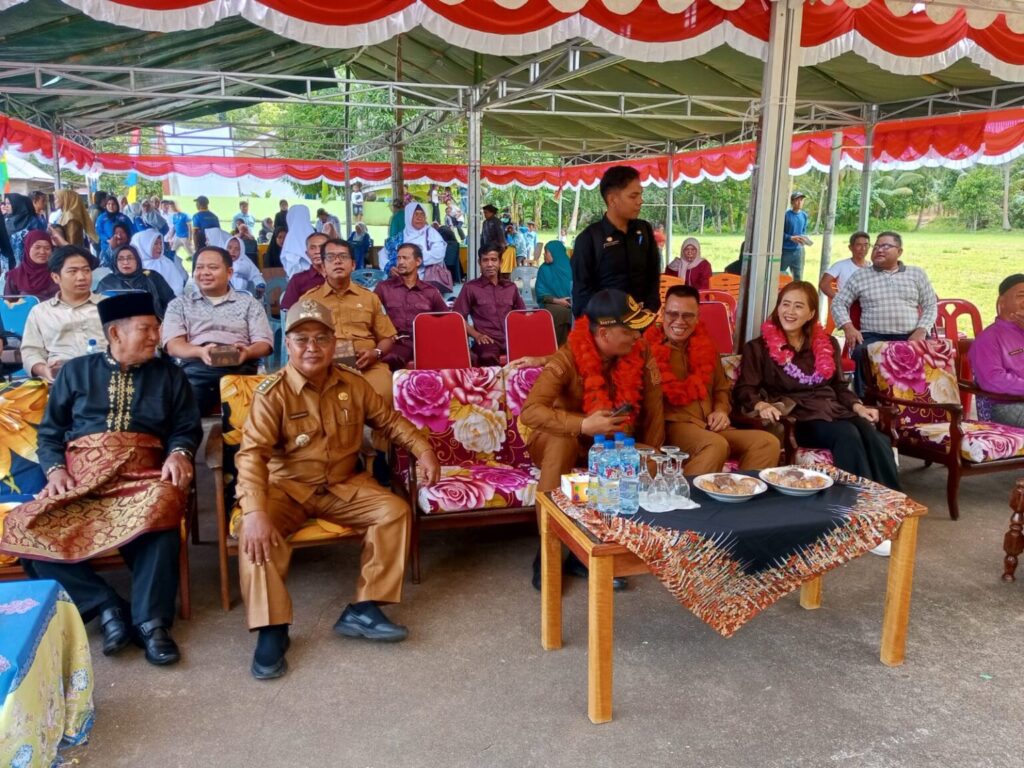 Bupati Aneng bersama warga Desa Kiabu saat tinjauannya, kemarin. (ft kominfoanambas)