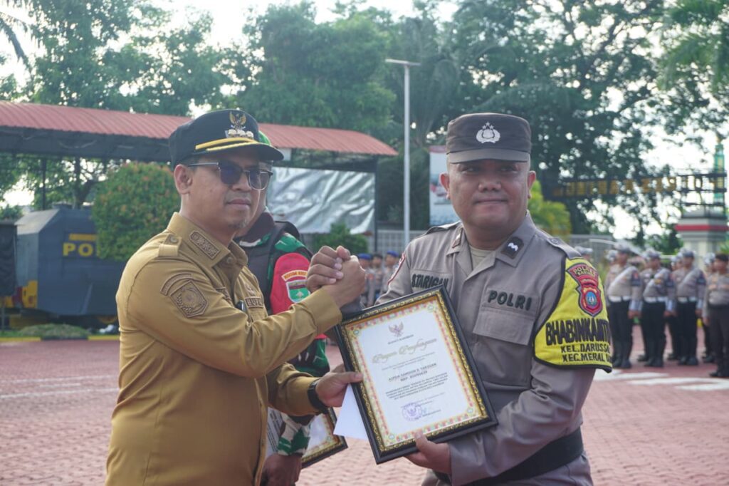 Bupati usai memimpin apel Sismkamling di Mapolres Karimun, pagi tadi. (ft humasporles)