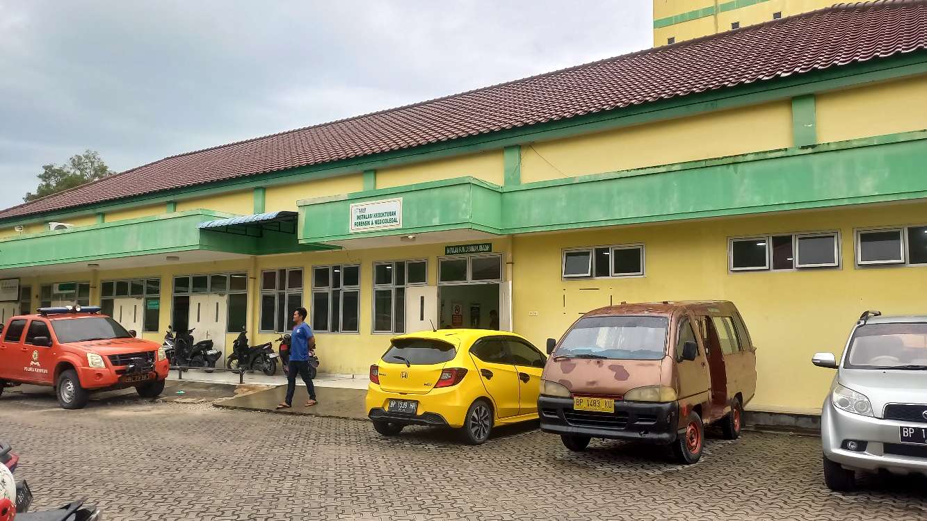 Kamar Pemulsaraan tempat jasad pasien yang diduga bunuh diri mendapat pemeriksaan, pagi tadi. (ft rikcy)