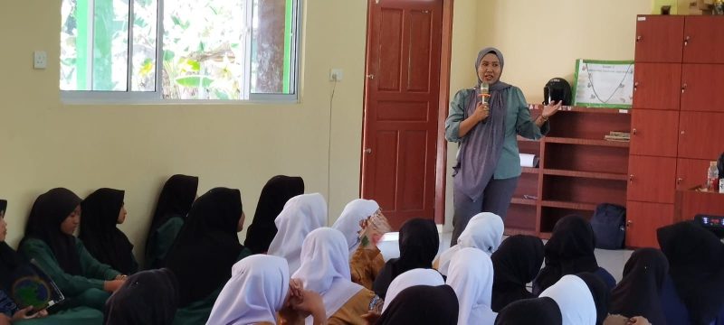 Ketua Bawaslu Lingga Fidya Asrina saat memberikan pemahaman kepada para siswa. (ft humasbawaslulingga)