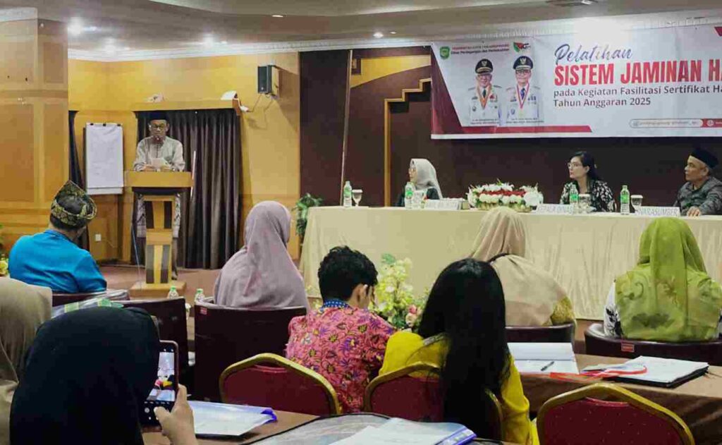 Wawako Raja Ariza saat membuka Pelatihan Sertifikasi Halal bagi pelaku IKM di Tanjungpinang, pagi tadi. (ft kominfotpi)