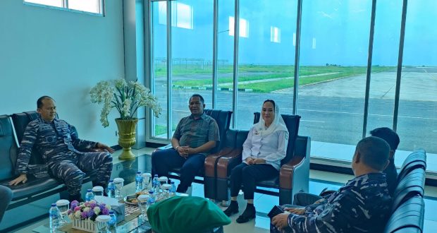 Acara penyambutan berlangsung hangat dan penuh keakraban, diakhiri dengan sesi foto bersama antara Bupati Natuna, jajaran Forkopimda, dan Komandan Lanud Raden Sadjad. (ft rusdiandika)