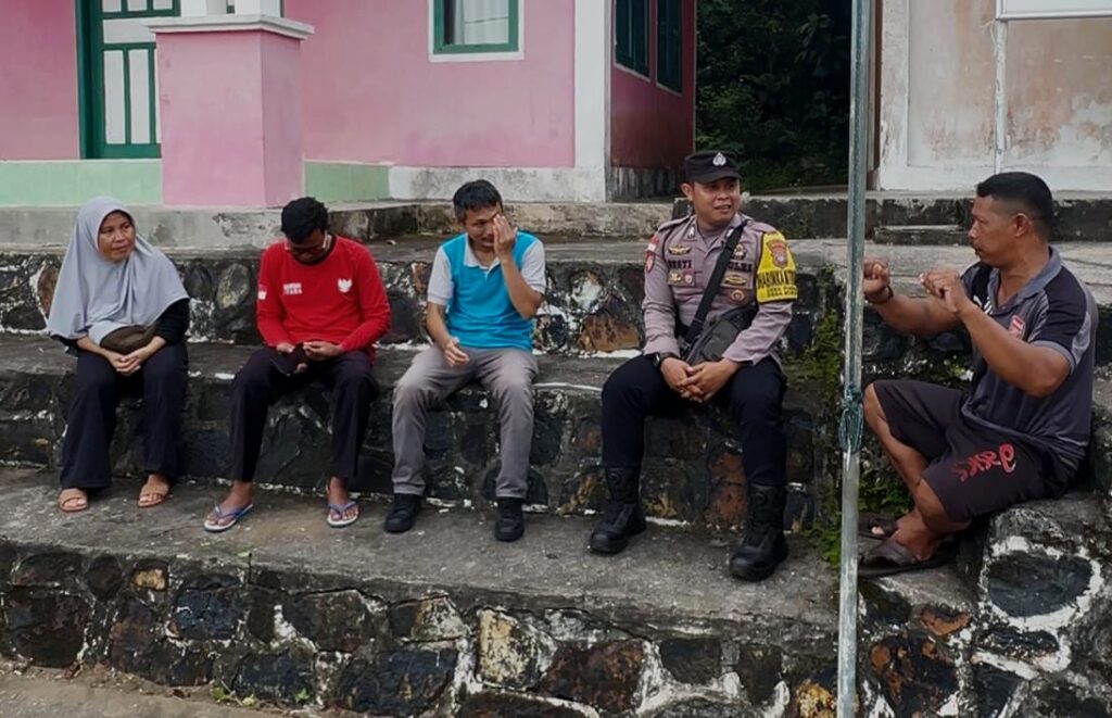 Anggota Polsek Palmatak saat memperkuat kedekatan dengan warga melalui kegiatan sambang Bhabinkamtibmas di Desa Mubur dan Desa Piasan, Kecamatan Siantan Utara, kemarin. (ft polsekpalmatak)