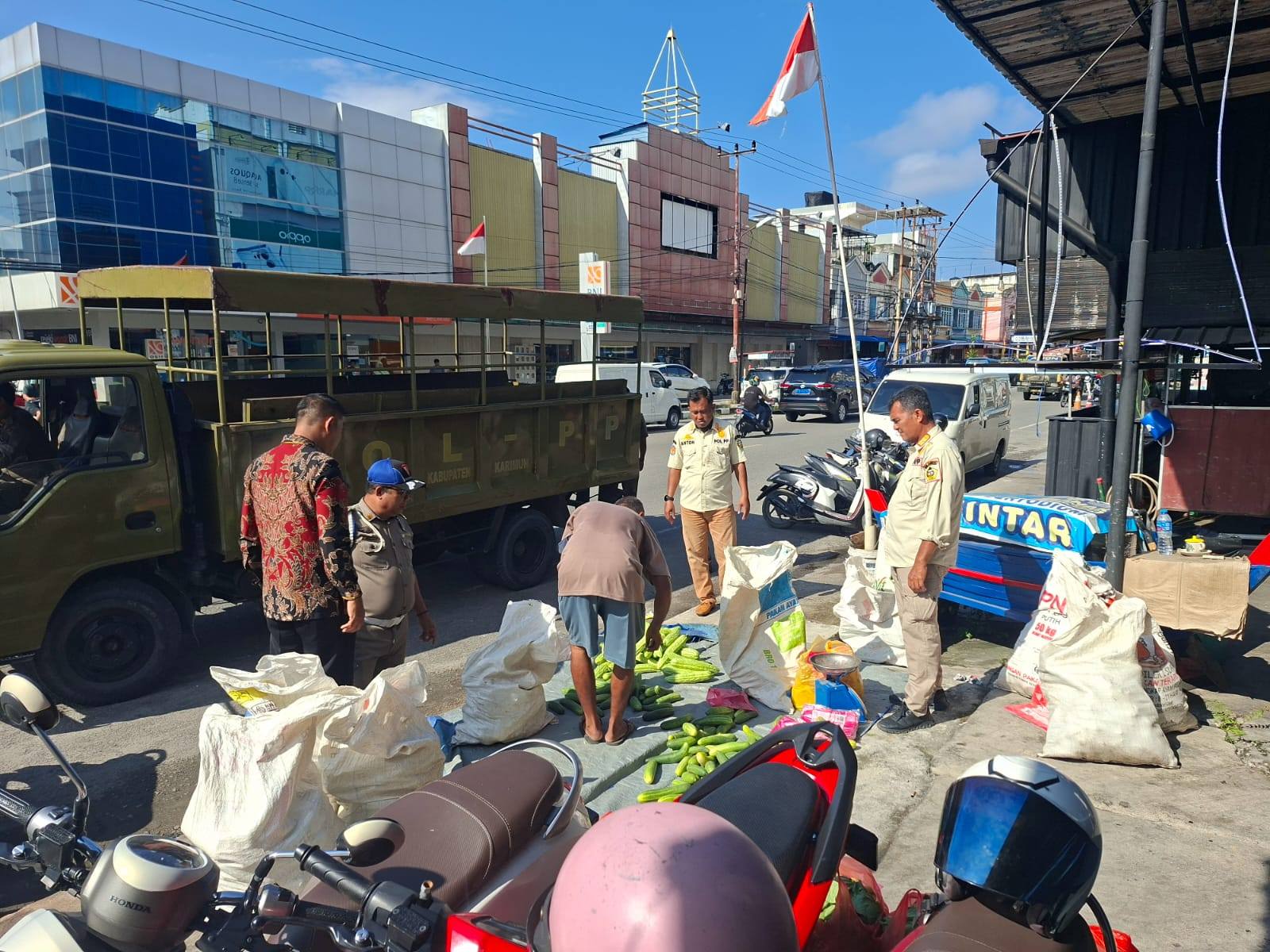 Anggota Satpol PP saat menertibkan pedagang yang berjualan di bahu jalan du Sei Lakam, pagi tadi. (ft msaimi)