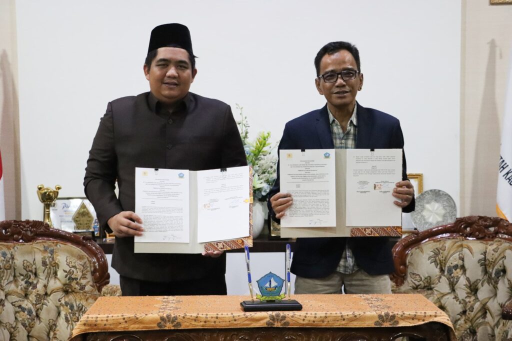 Bupati Bintan Roby Kurniawan bersama Rully Agus Widanarto selaku Manager PT PLN Persero Unit Pelaksana Pelayanan Pelanggan TPI, kemarin. (ft mcbintan)