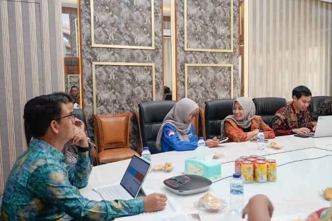 Bupati Karimun (kiri) saat mengikuti rapat virtual terkait MBG di Gedung DPRD Karimun, pagi tadi. (ft prokopim)