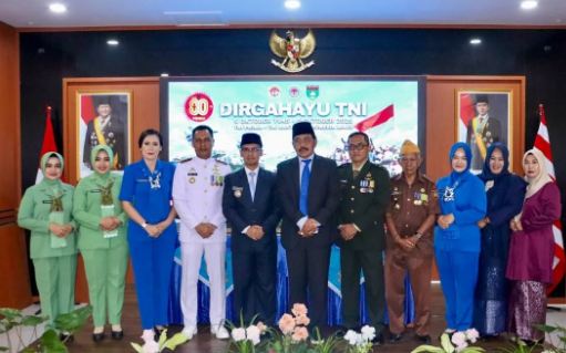 Bupati berfoto bersama di acara syukuran HUT TNI di Lanal Tbk, tadi malam. (ft prokopim)