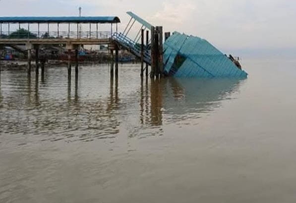 Dermaga Tanjung Makom yang ambruk. (ft ricky)