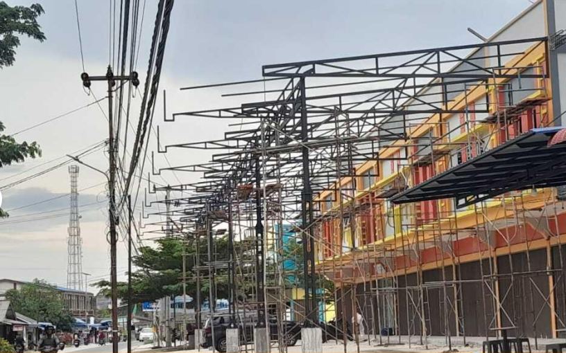 Foto kanopi pemilik ruko yang diduga ilegal di Sei Raya Kecamatam Meral, pagi tadi, (ft rusdianto)