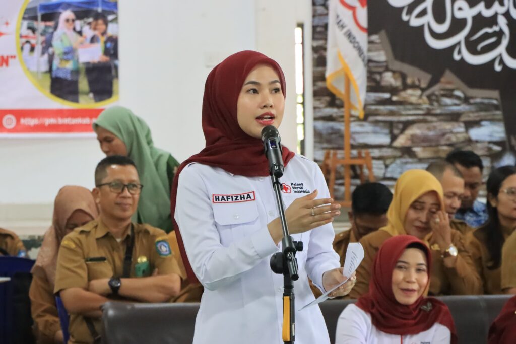 Hafiza saat melantik PMR se-Kabupaten Bintan, kemarin. (ft mcbintan)