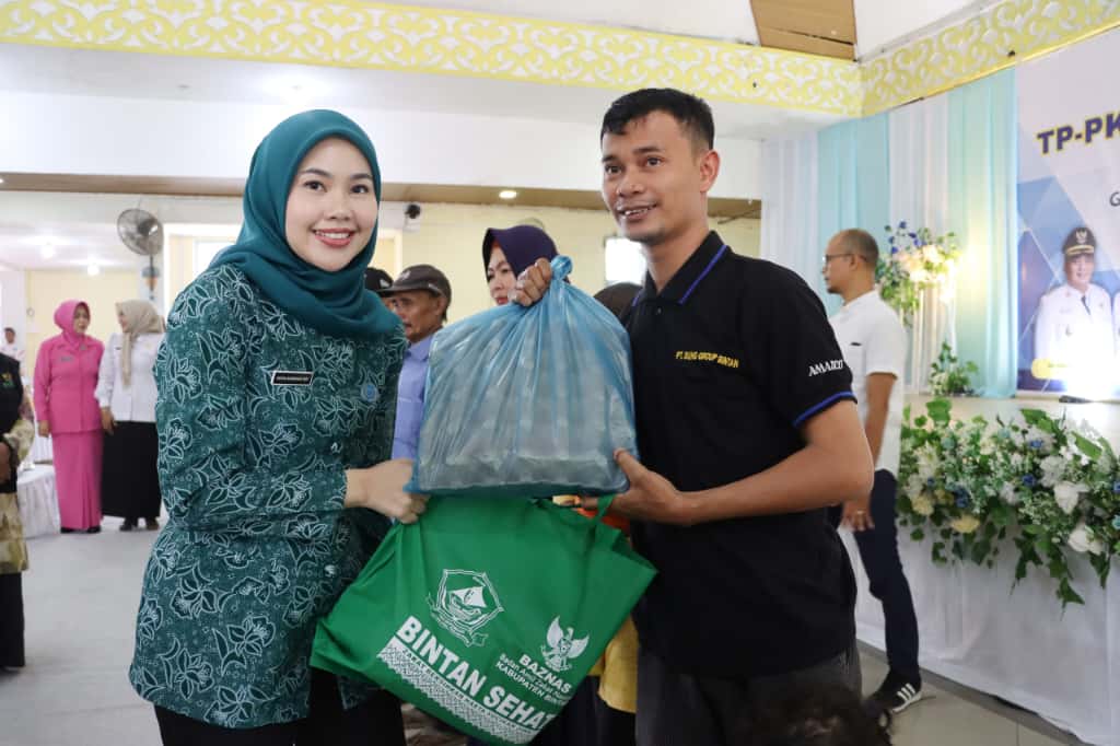 Hafiza saat menyampaikan bantuan kepada warga, kemarin. (ft mcbintan)