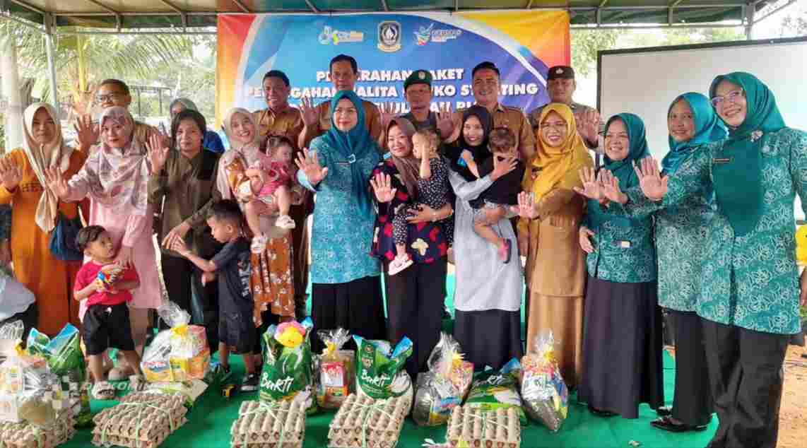Kadinkes dan Ketua TP PKK Kepri berfoto bersama saat penyerahan paket pencegahan bagi Balita resiko stunting, pagi tadi (ft kominfotpi)